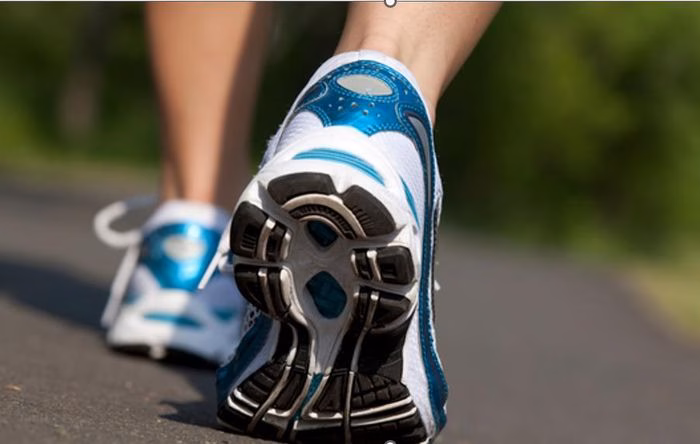 Người đang đi bộ thư gi&atilde;n, cải thiện sức khỏe v&agrave; tuổi thọ