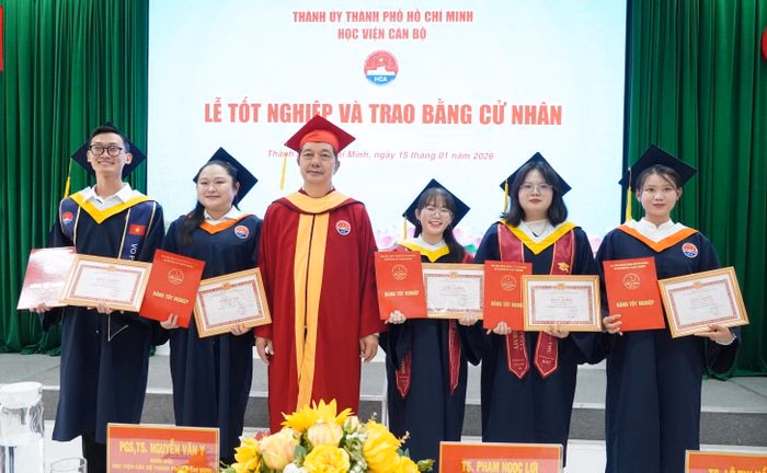 PGS.TS Nguyễn Văn Y trao bằng v&agrave; giấy khen cho sinh vi&ecirc;n xuất sắc