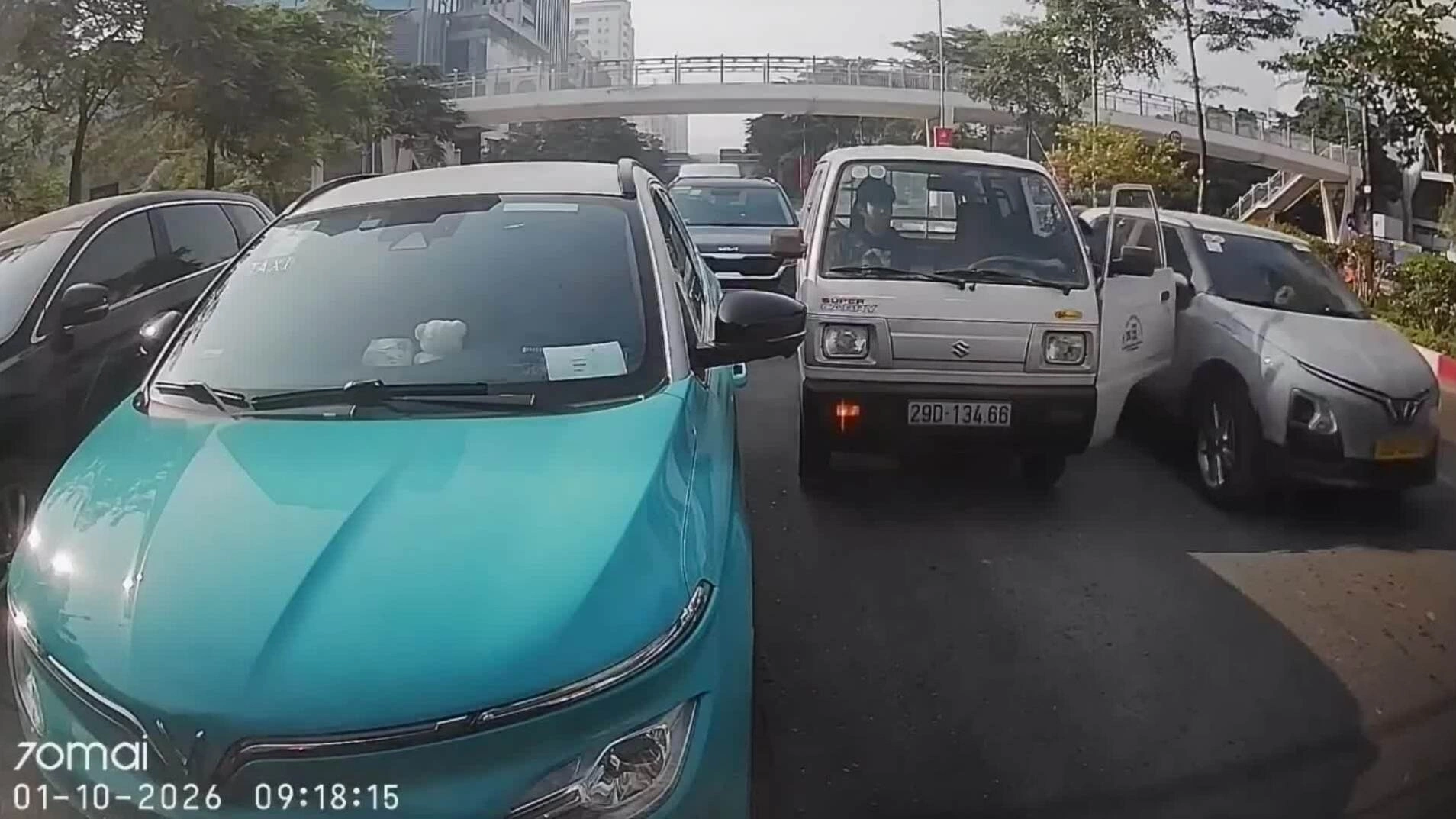 Xe tải van dừng giữa đường, mở cửa g&acirc;y va chạm với taxi