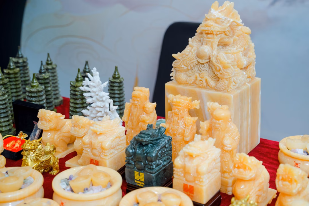 Vật phẩm phong thủy cộng hưởng c&ugrave;ng kh&ocirc;ng gian l&agrave;m việc gi&uacute;p con người thoải m&aacute;i, ph&aacute;t huy tư duy s&aacute;ng tạo