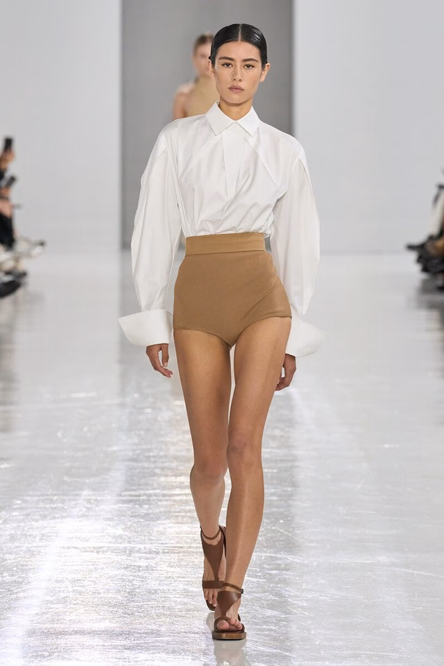 Áo sơ mi trắng kết hợp với quần shorts Áo sơ mi trắng kết hợp với quần shorts