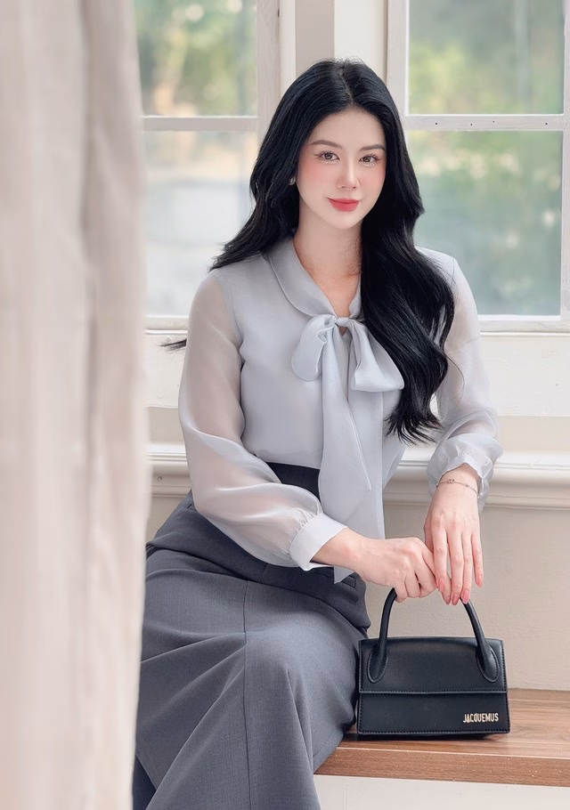 Áo sơ mi thắt nơ với chân váy xếp ly Áo sơ mi thắt nơ với chân váy xếp ly
