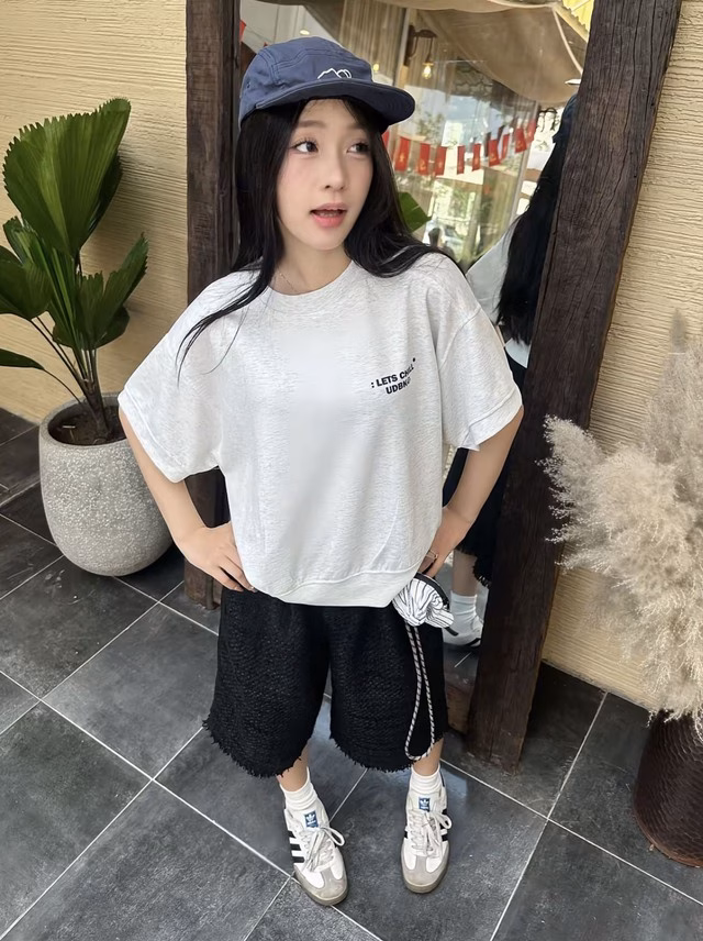Áo thun boxy và quần shorts lửng Áo thun boxy và quần shorts lửng