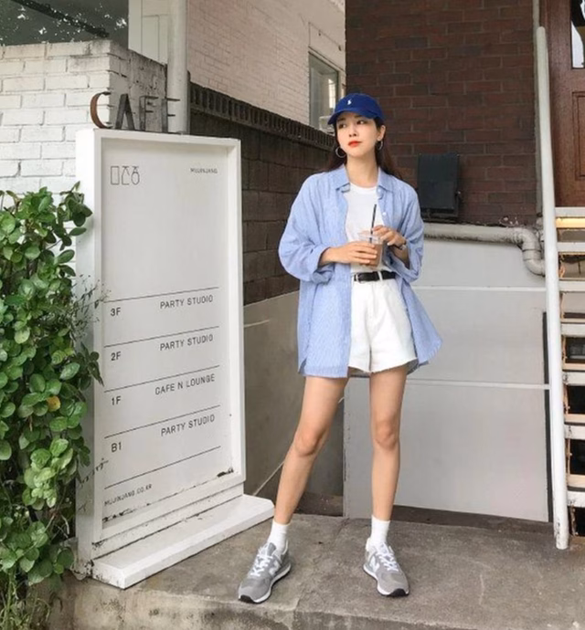 Áo kẻ sọc với quần shorts Áo kẻ sọc với quần shorts