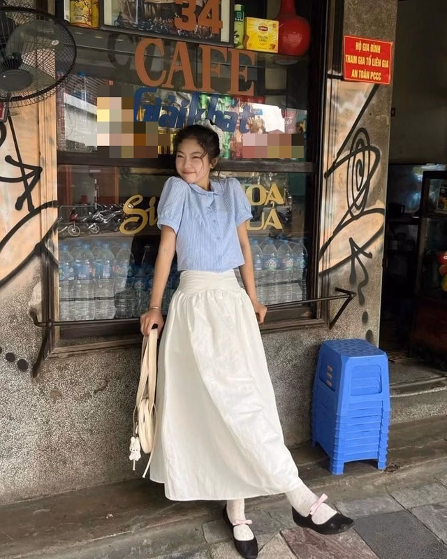 Áo kẻ sọc với chân váy dài Áo kẻ sọc với chân váy dài