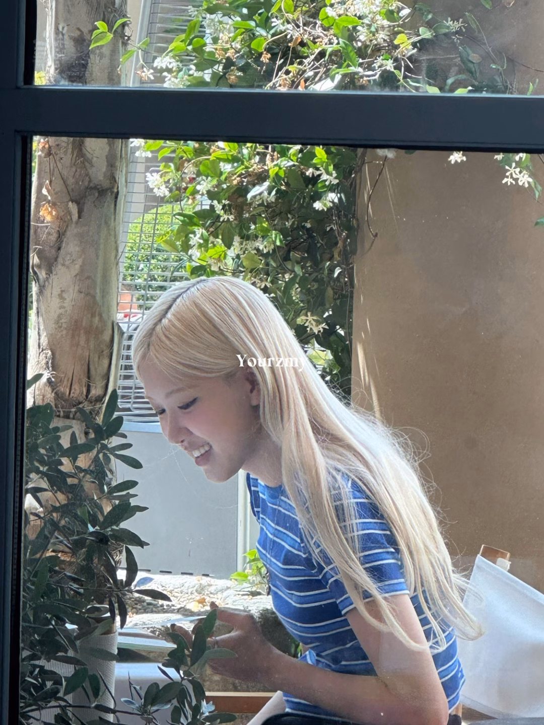 Rosé được bắt gặp đang 'chill' ở quán cafe tại Los Angeles, Mỹ