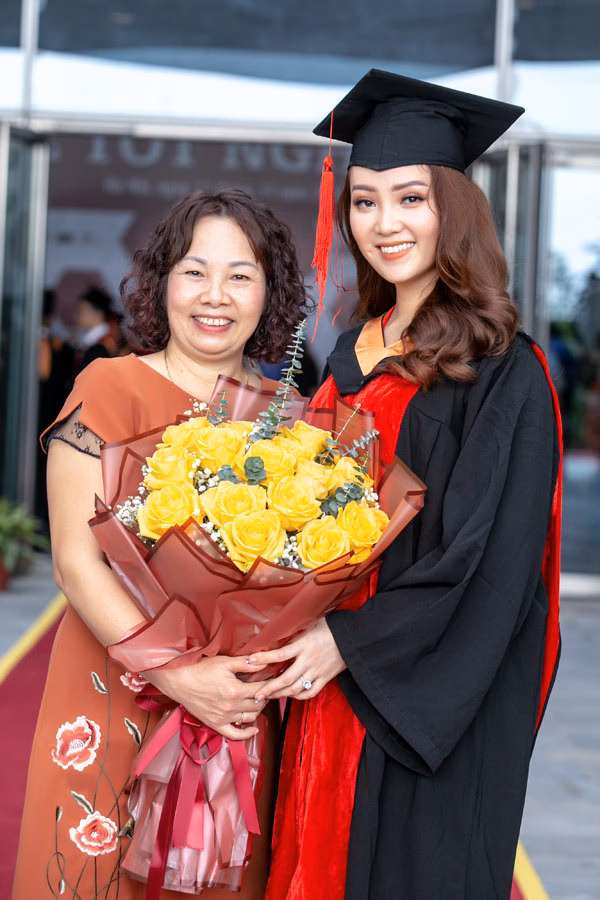 Á hậu Thụy Vân và gia đình Á hậu Thụy Vân và gia đình