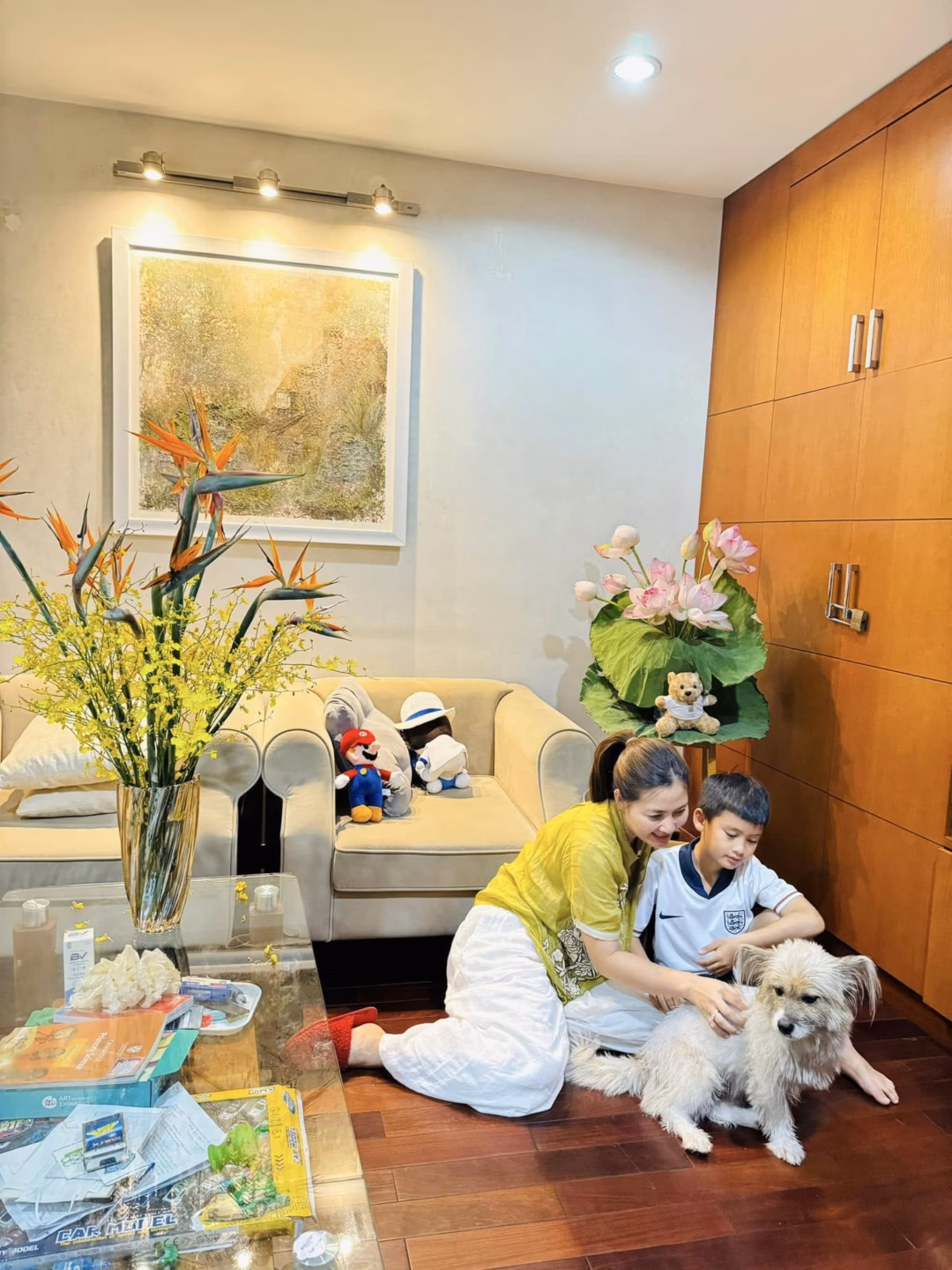Nữ diễn viên Ngọc Lan cắm hoa