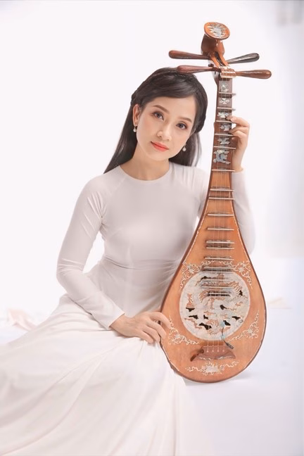 Vũ Diệu Thảo Vũ Diệu Thảo chia sẻ công việc biên tập viên truyền hình cho cô cơ hội đưa cây đàn tỳ bà đến gần công chúng
