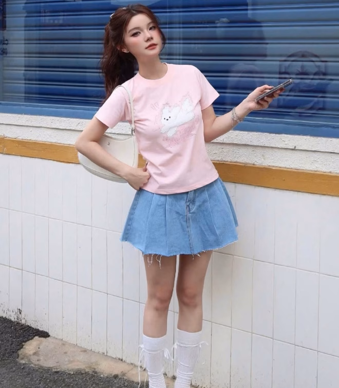 Phong cách trẻ trung với chân váy jean và áo baby tee Chân váy jean và áo baby tee - một sự kết hợp hoàn hảo