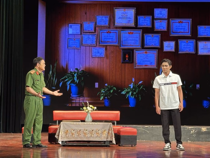 NS Quốc Thảo và diễn viên Trường Phúc trong vở 'Sâu đêm'