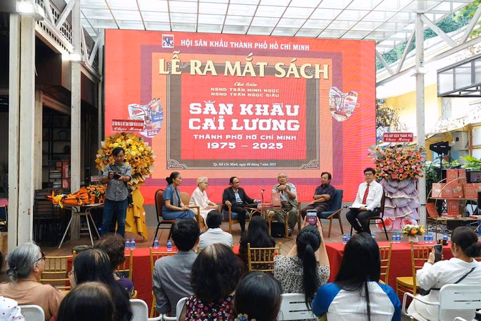 Không gian buổi giới thiệu sách là cơ hội để khán giả trẻ nghe những câu chuyện về sân khấu Cải lương TP HCM Không gian buổi giới thiệu sách là cơ hội để khán giả trẻ nghe những câu chuyện về sân khấu Cải lương TP HCM