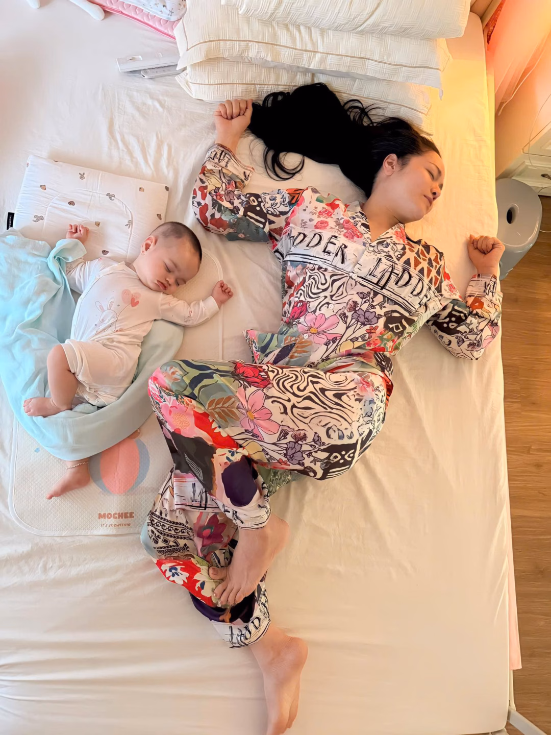 Khoảnh khắc đáng yêu của hai mẹ con Nhật Kim Anh