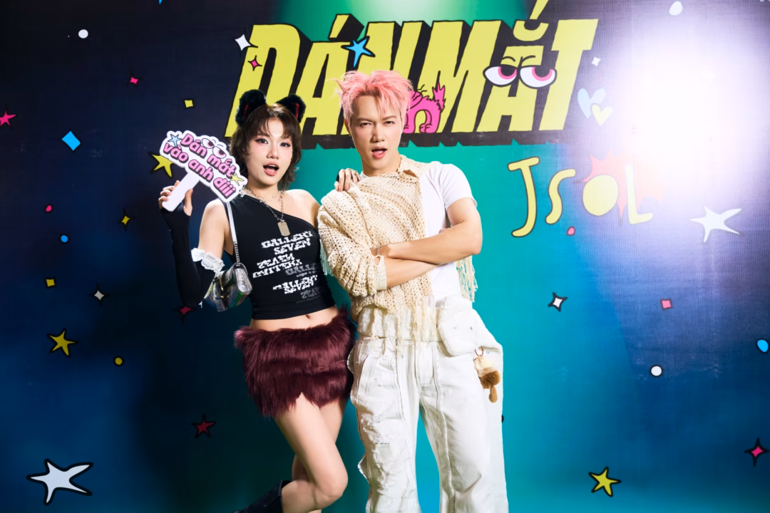 Hòa Minzy bất ngờ với phong cách trẻ trung tại ra mắt MV Dán Mắt Emma Nhất Khanh