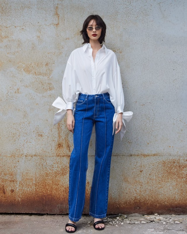 Sơ mi trắng có tay thắt nơ mới mẻ và lạ lẫm diện cùng quần jeans ống đứng Sơ mi trắng có tay thắt nơ mới mẻ và lạ lẫm diện cùng quần jeans ống đứng
