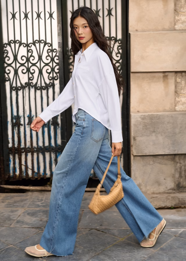 Quần jeans xanh và áo sơ mi, phong cách đỉnh của chóp Quần jeans xanh và áo sơ mi, phong cách đỉnh của chóp