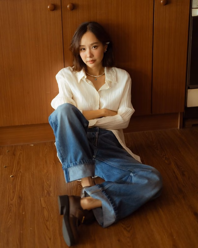 Sơ mi trắng vải dập nhăn, jeans xắn gấu cộng hưởng cùng loafer Sơ mi trắng vải dập nhăn, jeans xắn gấu cộng hưởng cùng loafer
