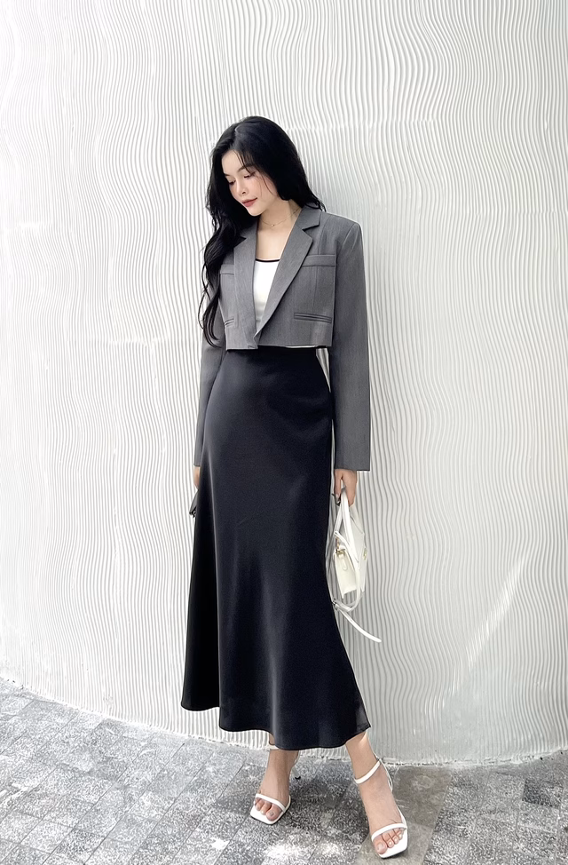 Phong cách đường phố với chân váy satin đen Phong cách đường phố với chân váy satin đen