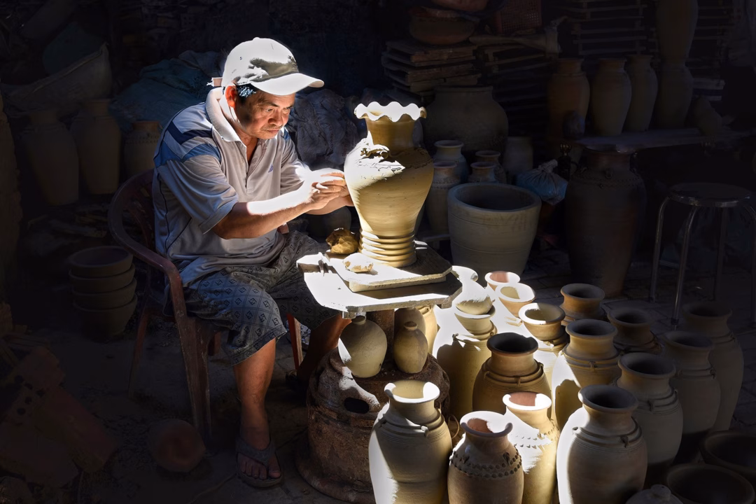 Nghề gốm Mỹ Thiện được vinh danh Di sản văn hóa phi vật thể quốc gia Vệt sáng làng gốm Mỹ Thiện – nơi ngọn lửa nghề vẫn âm ỉ cháy suốt hơn 200 năm. Ảnh: NSNA Nguyễn Đăng Lâm