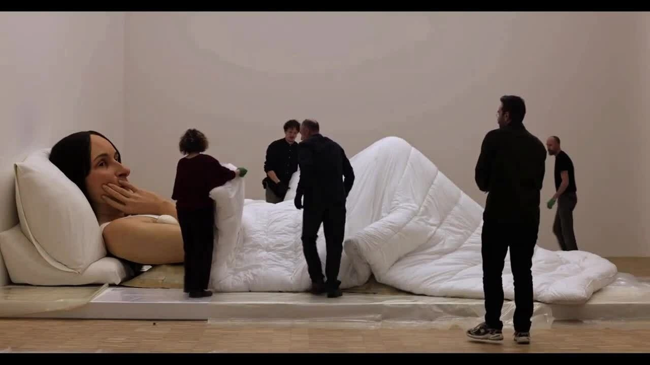 Tác phẩm điêu khắc sống động của nghệ sĩ Ron Mueck đến Hàn Quốc Nghệ sĩ Ron Mueck chuẩn bị cho triển lãm ở Milan năm 2023. Video: Foundationcartier