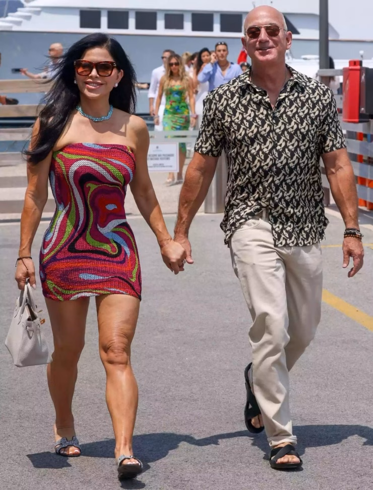 Vợ tỷ phú Jeff Bezos sở hữu bộ sưu tập túi xa xỉ đắt giá Là fan của Hermes, ngoài Kelly, Lauren mua nhiều Birkin. Cô từng xách chiếc Birkin 25 giá 35.500 USD (928 triệu đồng) khi hẹn hò tỷ phú Jeff Bezos ở Saint-Tropez. Ảnh: SplashNews