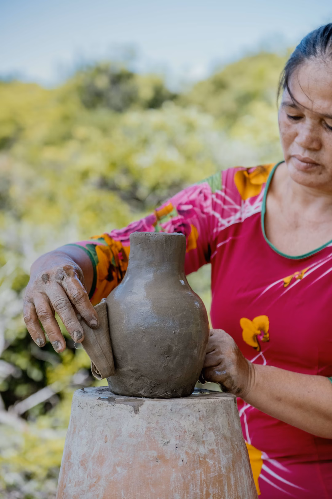 Làm gốm Chăm - một hoạt động rất được yêu thích tại khu nghỉ dưỡng. Nguồn: Nhiếp ảnh gia Chu Việt Hà

