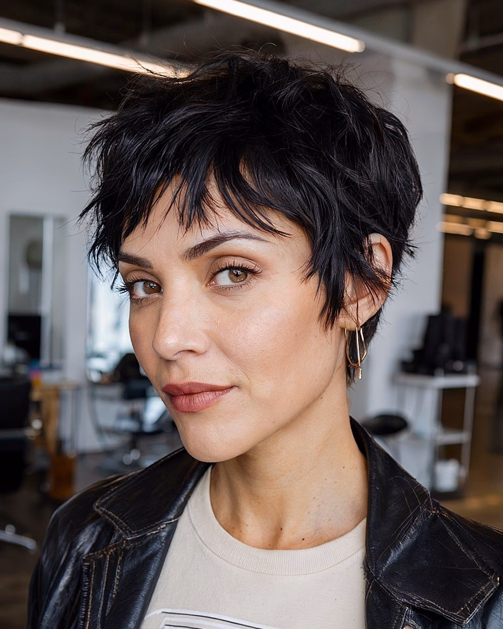 Cắt tóc ngắn với mái bàng – Phong cách mới cho vẻ đẹp tự nhiên Choppy short black razor cut with wispy bangs and textured layers