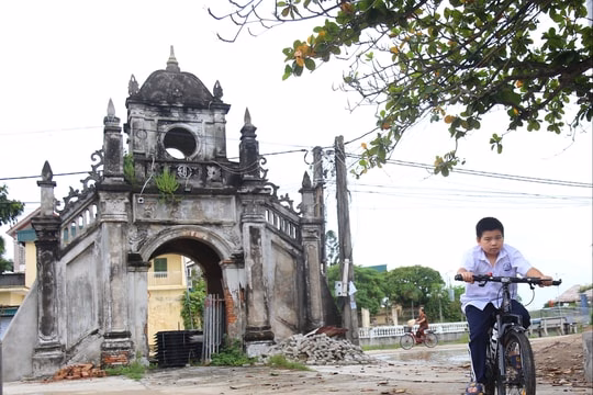 'Sinh ra tôi đã thấy cổng làng...'