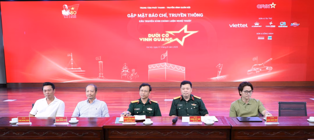 Tôn vinh Bộ đội Cụ Hồ trong chương trình nghệ thuật Dưới cờ vinh quang Đặc sắc màn bắn súng thần công trên sân khấu “Dưới cờ vinh quang”