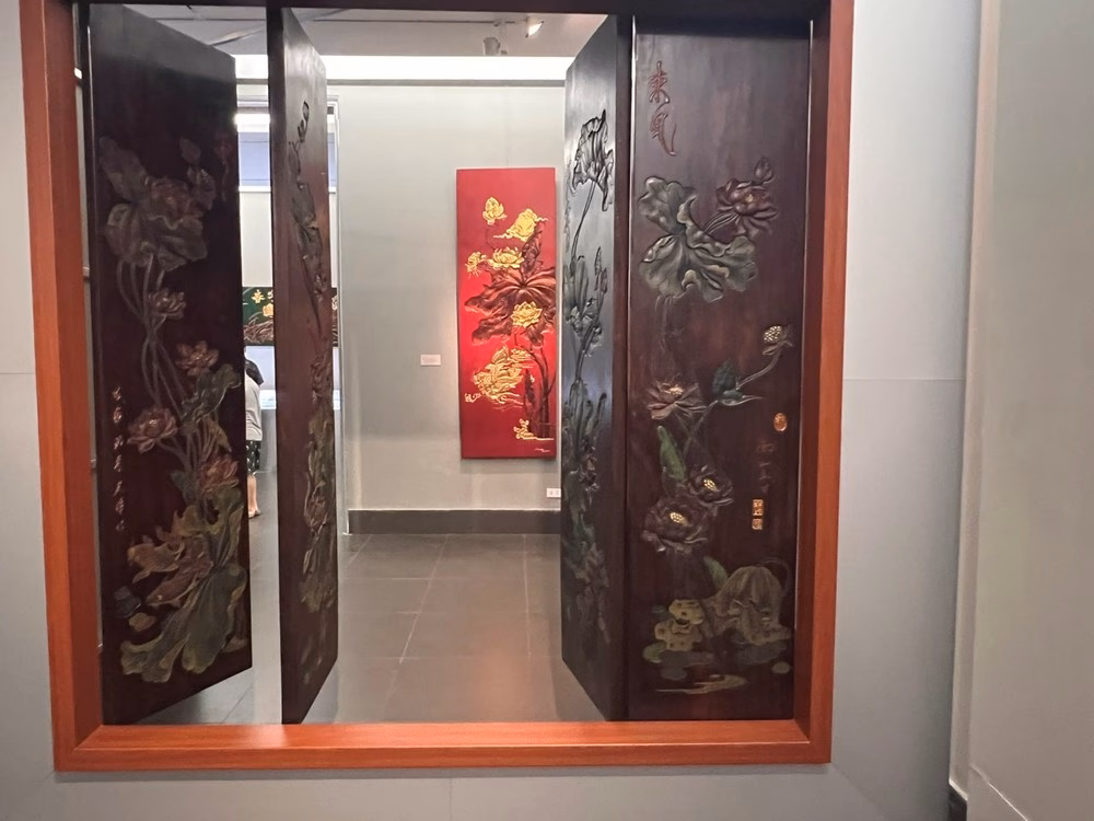 
Một phần bộ cửa 12 cánh Trung - Hiếu - Môn