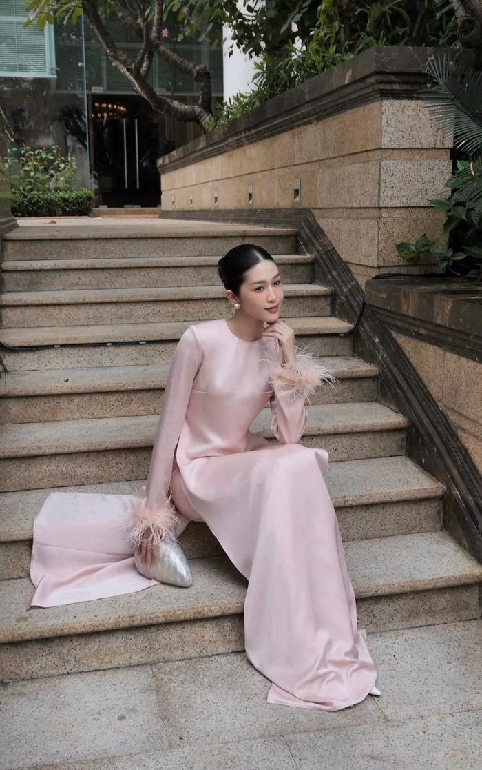 &Aacute;o d&agrave;i truyền thống cho tiệc cuối năm, m&agrave;u đỏ đ&ocirc;