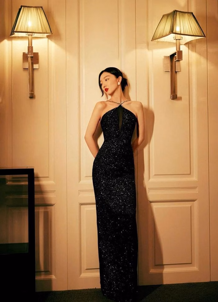 Đầm kim tuyến bạc cho tiệc cuối năm