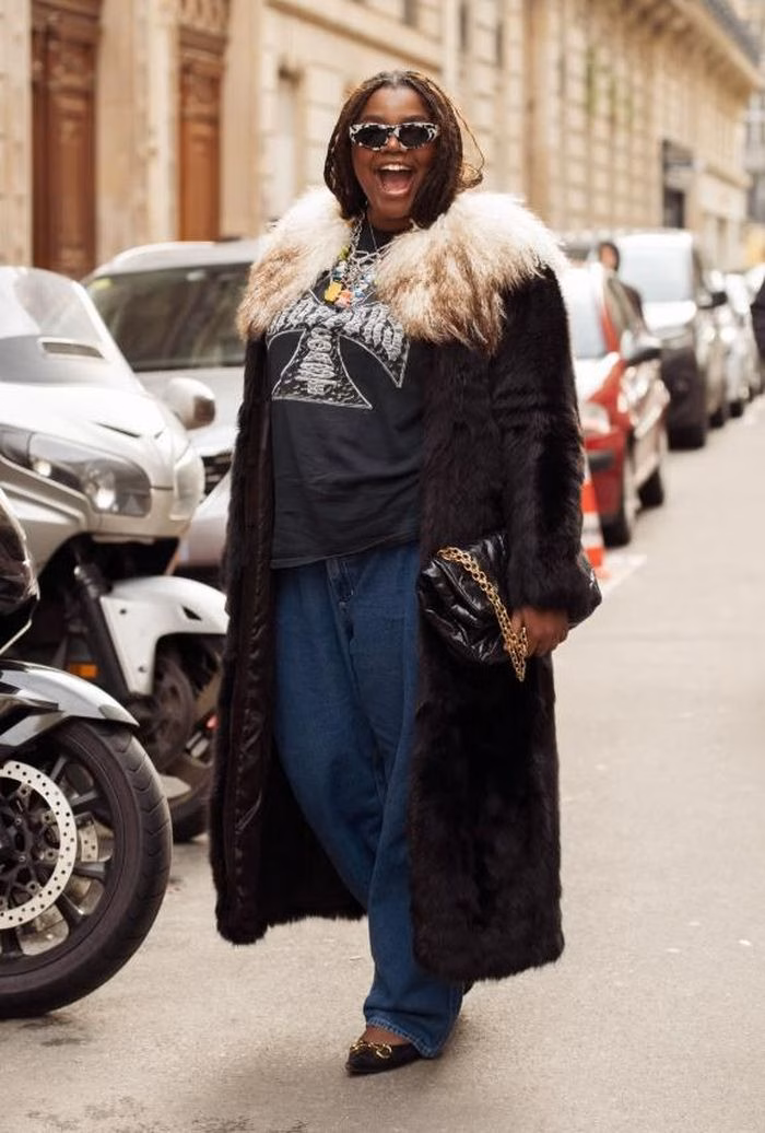 &Aacute;o kho&aacute;c l&ocirc;ng giả với mảng l&ocirc;ng v&agrave; jeans ống loe