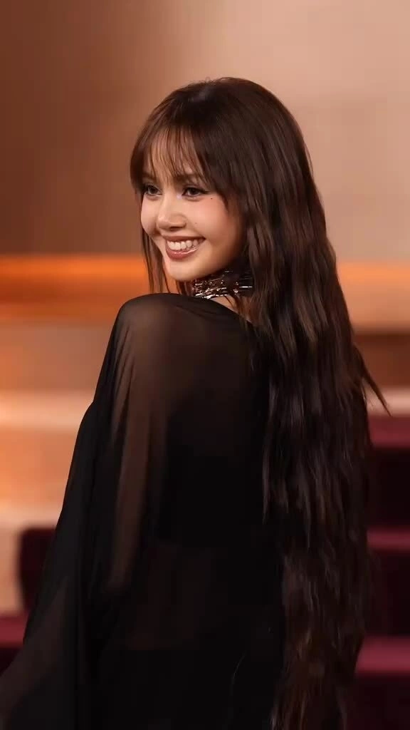 Lisa mặc v&aacute;y trong suốt tại Golden Globes 2026, thiết kế của Jacquemus