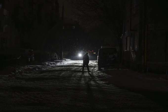 Tập kích hạ tầng điện Một khu phố Kiev chìm trong bóng tối vì mất điện hôm 11/1. Ảnh: AFP