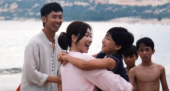 Phương Anh Đ&agrave;o v&agrave; Tuấn Trần trong cảnh quay phim B&aacute;u vật trời cho