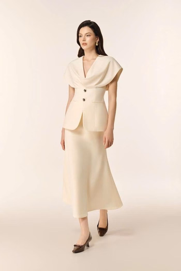 Set &aacute;o lụa v&agrave; v&aacute;y midi cho tiệc cuối năm