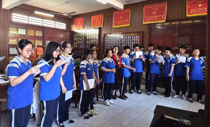 Sinh hoạt c&acirc;u lạc bộ đờn ca t&agrave;i tử trường Nguyễn Trung Trực 1