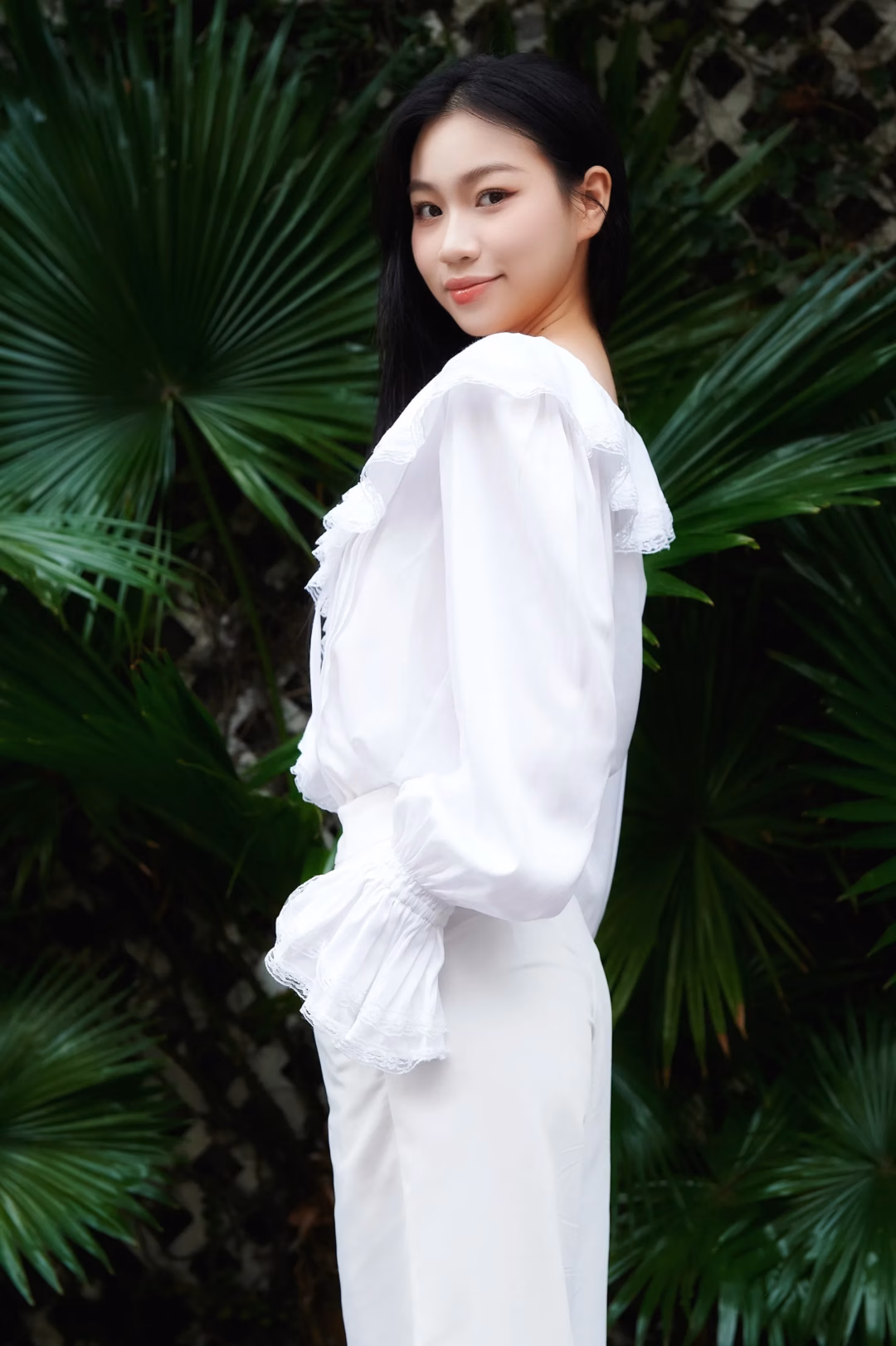 Huyền Cơ tập catwalk Huyền Cơ tập catwalk ngoài ruộng
