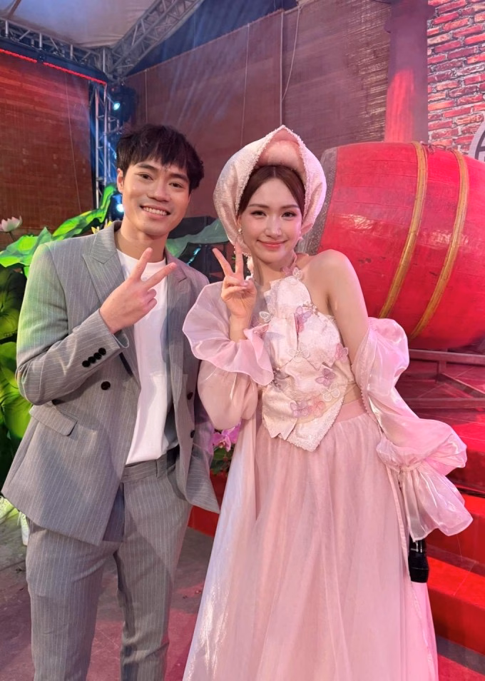 Ca sĩ Hòa Minzy và cầu thủ Văn Toàn Ca sĩ Hòa Minzy và cầu thủ Văn Toàn
