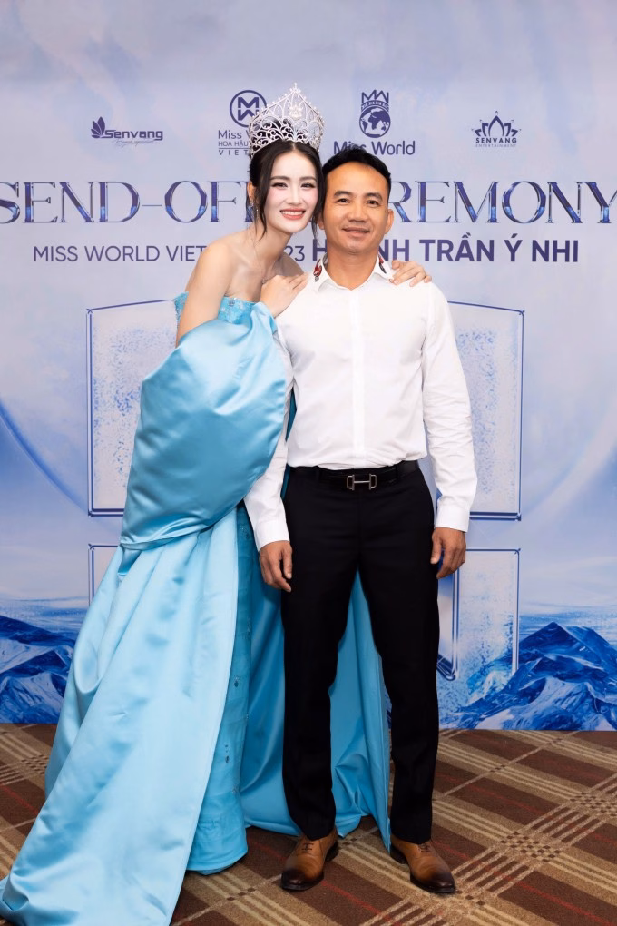 Ông Huỳnh Tấn Nguyên tới cổ vũ tinh thần con gái Ông Huỳnh Tấn Nguyên tới cổ vũ tinh thần con gái tại sự kiện khởi động hành trình dự thi Miss World 2025