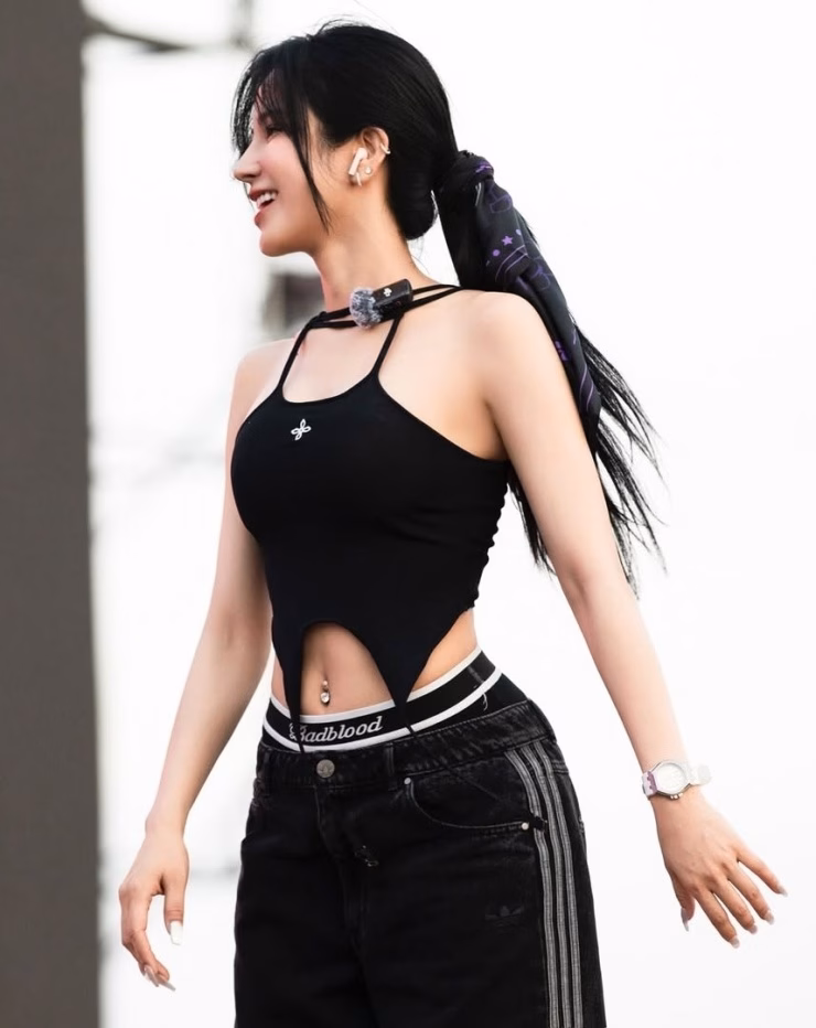 Diệp Lâm Anh diện crop top ấn tượng Diệp Lâm Anh chọn crop top và quần cạp trễ.