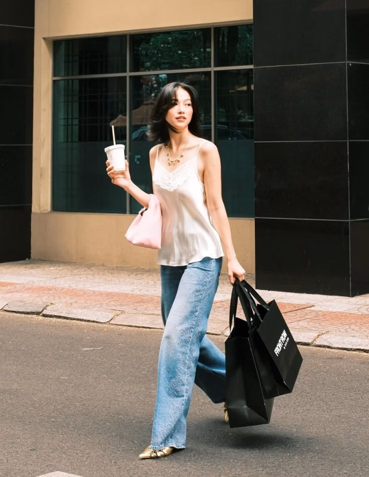 Phương Khánh diện áo ngủ sang trọng Người đẹp diện áo ngủ lụa đắp ren.