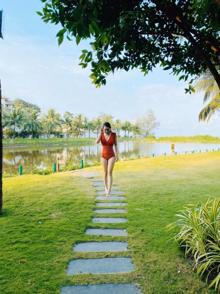 Hải Băng Hải Băng diện bikini khoe vóc dáng thon gọn