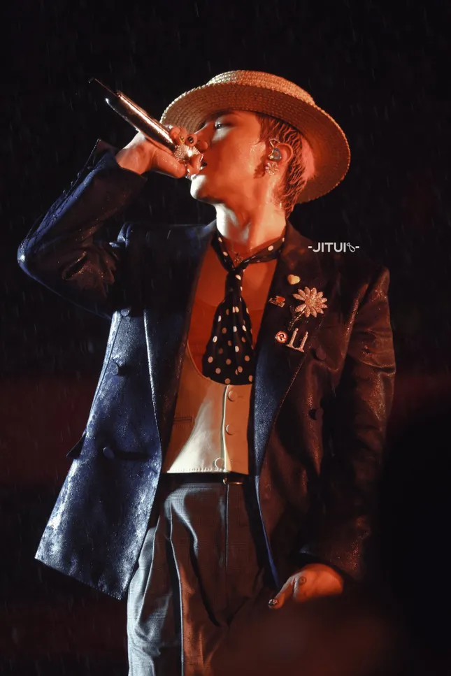 G-Dragon tại K-Star Spark in Vietnam 2025 G-Dragon xuất hiện trong bộ cánh đầy phá cách nhưng vẫn không kém phần tinh tế.