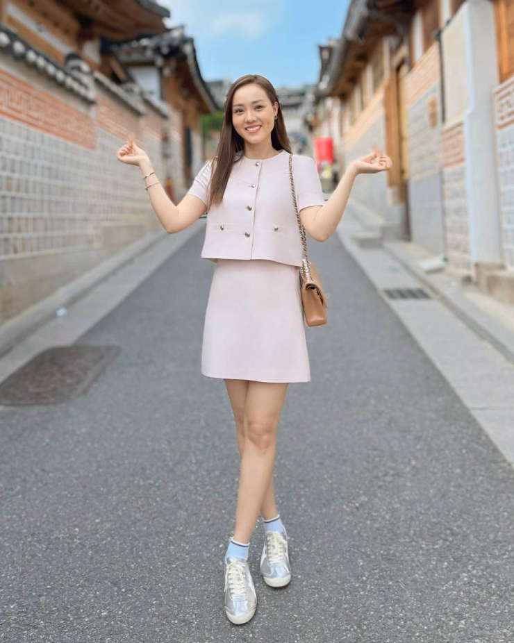 Bà xã Công Lý trẻ trung với set trang phục local brand Hàn Quốc Bà xã Công Lý trẻ trung với set trang phục local brand Hàn Quốc