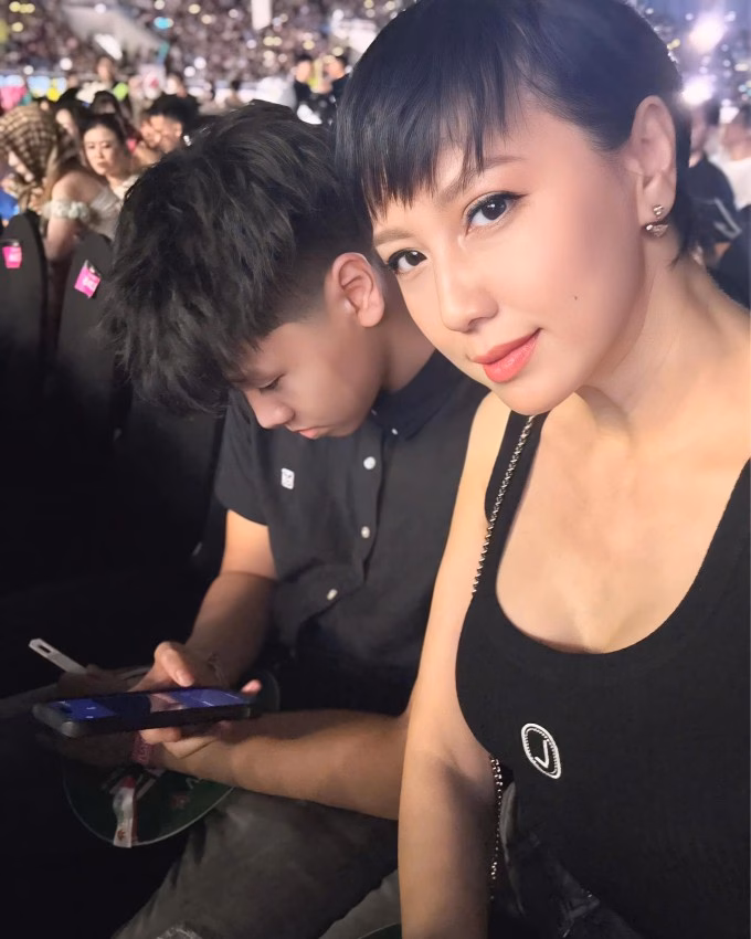 Cô Mai Đoàn gây chú ý với trang phục gợi cảm Cô Mai Đoàn diện áo ba lỗ trẻ trung