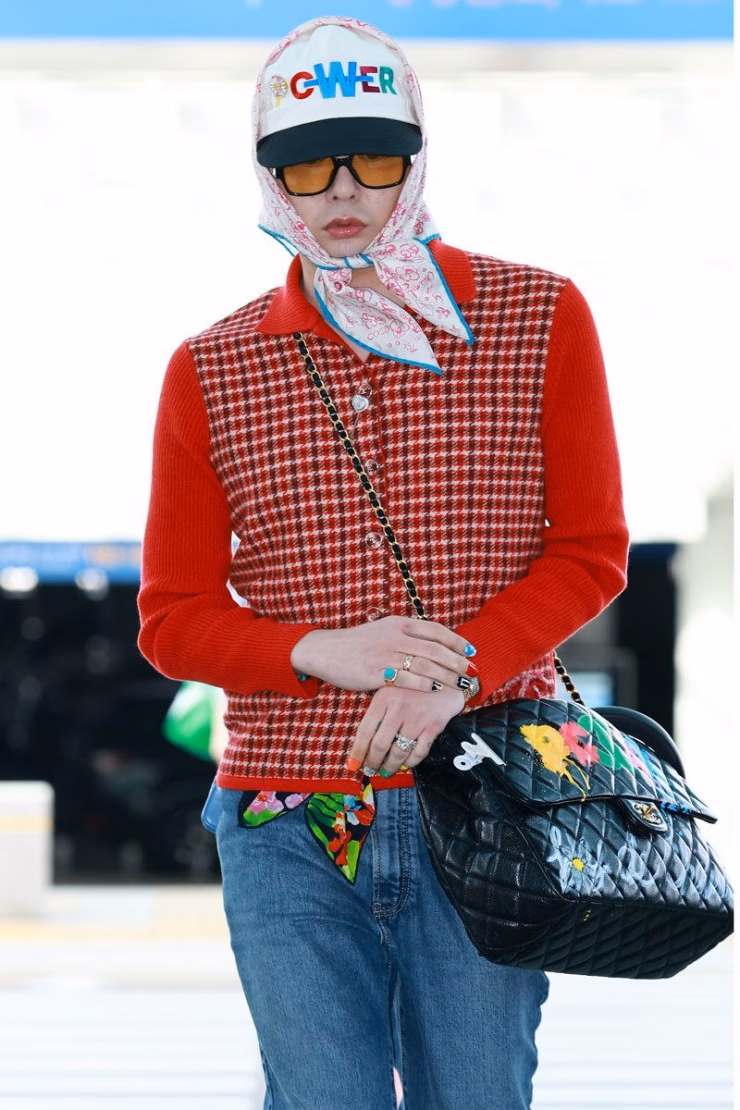 G-Dragon tại sân bay Incheon G-Dragon thắt khăn mỏ quạ bên ngoài mũ lưỡi trai