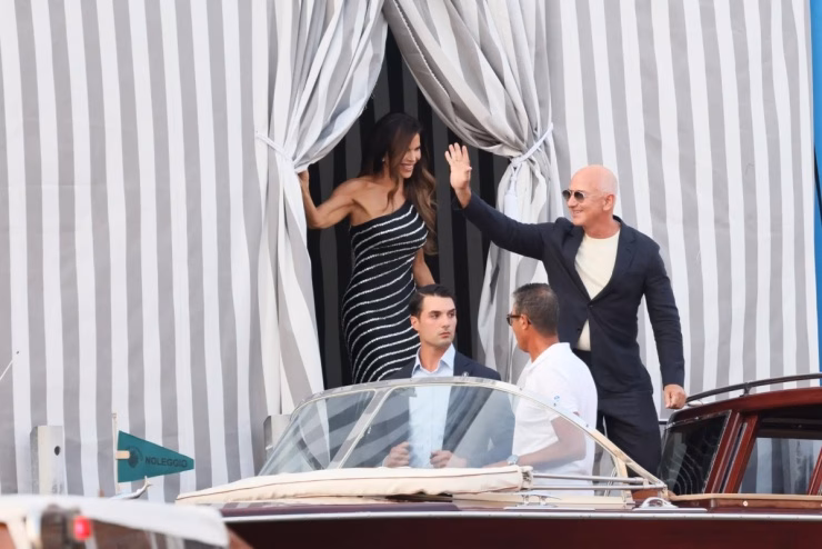 Jeff Bezos và Lauren Sanchez Cặp đôi tỷ phú vui vẻ