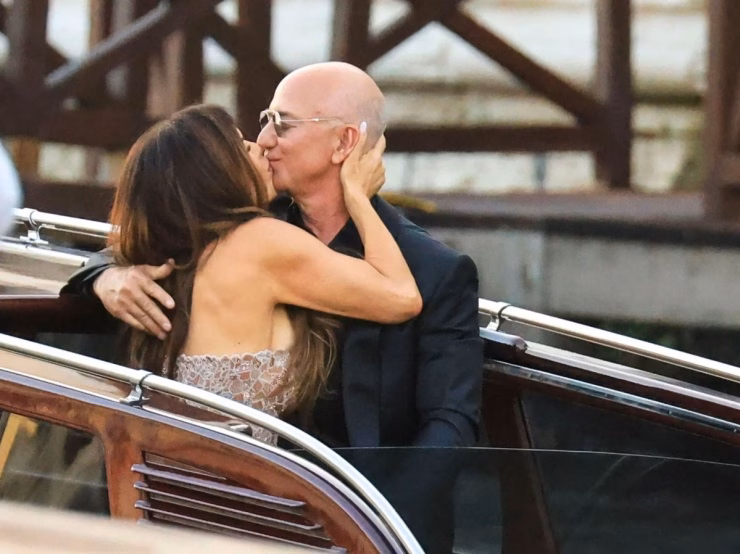Tình cảm nồng nhiệt của Jeff Bezos và Lauren Sanchez Đôi tân lang tân nương trao nhau nụ hôn